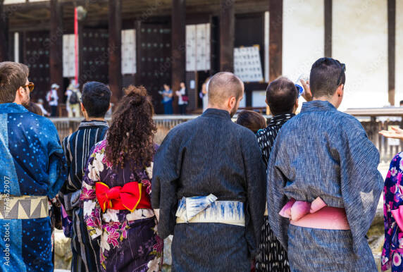 浴衣を着た外国人観光客のグループ